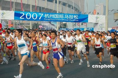 图文:2007杭州国际马拉松赛开赛