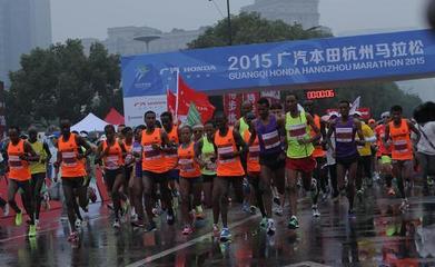 马拉松参赛名额一号难求 路跑产业成资本竞逐蓝海_跑步频道_新浪竞技风暴_新浪网