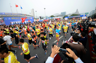 杭州国际马拉松赛鸣枪开跑 3万余名选手参加