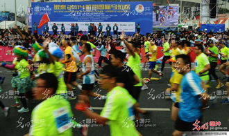 2014杭州国际马拉松开跑 动漫选手夺人眼球