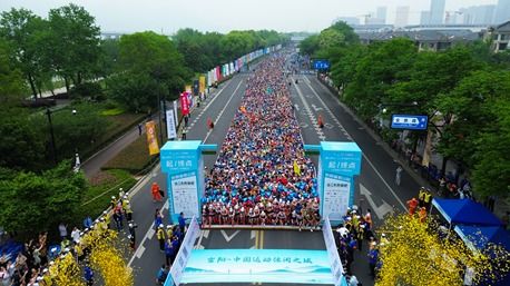 2025杭州富阳半程马拉松鸣枪开跑 万名跑者畅游 富春山居 画卷