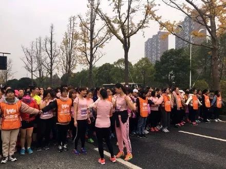 杭州首届国际女子马拉松开跑 这场高颜值赛事,选手跑出了 优雅 的态度