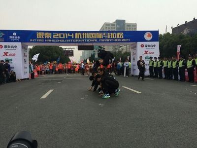 《忍者必须死2》跑酷团乱入杭州国际马拉松
